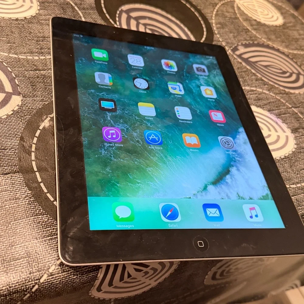 Apple iPad with silver 16gb